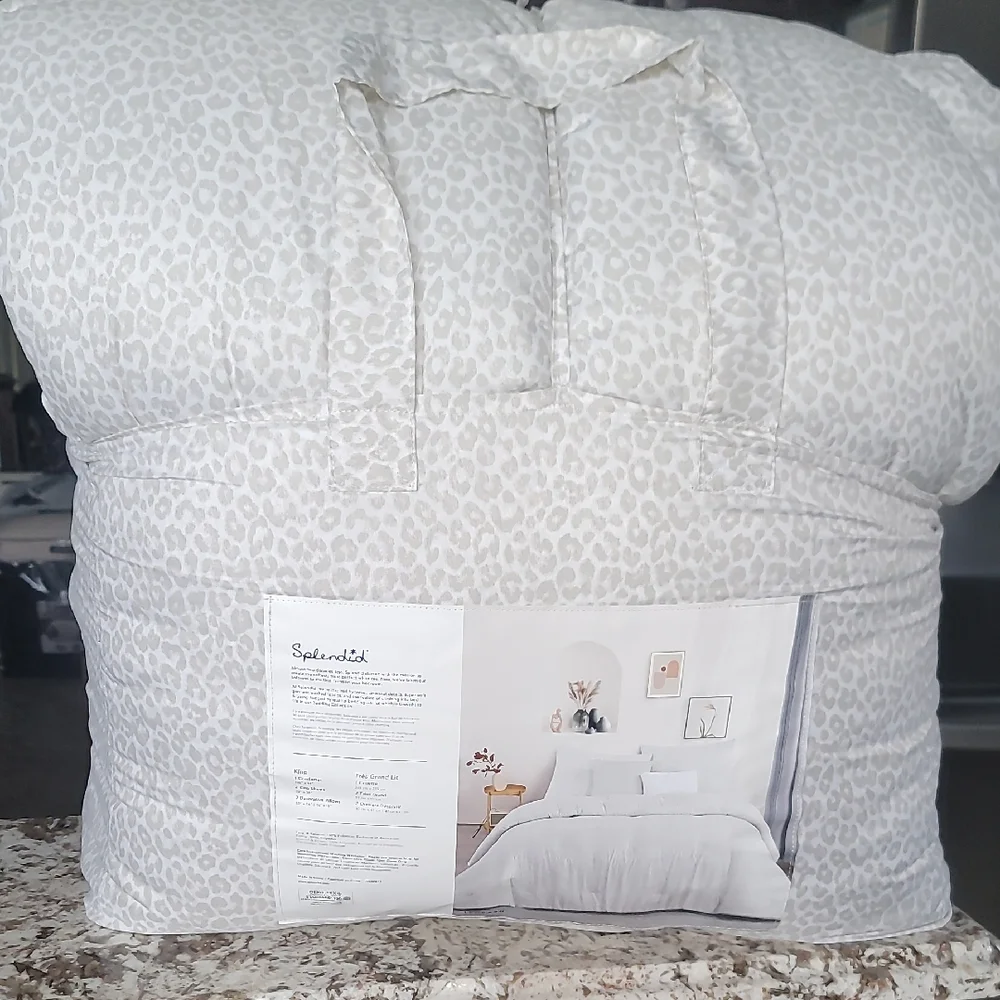 Splendid Beige/light Gray And White, Animal Print  Comforter Set Elegant Bedding